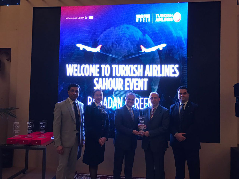 Mazen Lakmoush recieving award from Turkis Airlines
